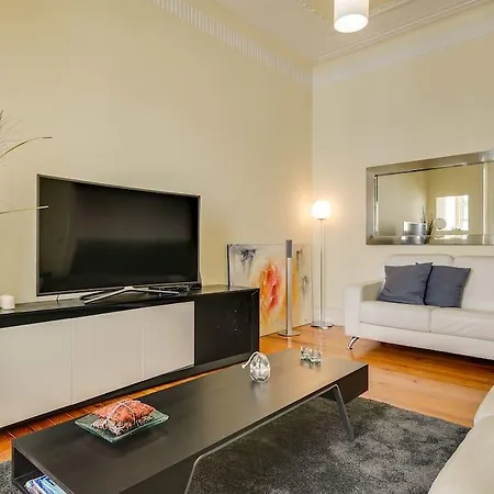 Bright 3 Bed In Central Лісабон