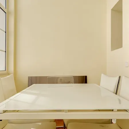 Апартаменти Bright 3 Bed In Central