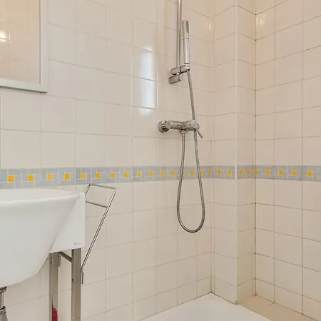 Bright 3 Bed In Central Apartment